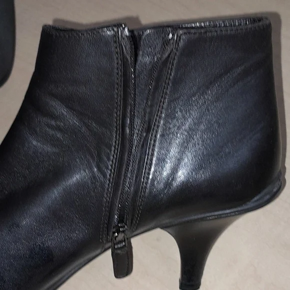 PRADA KITTEN HEEL LEATHER BOOTIES SIZE 39.5 - Picture 5 of 17